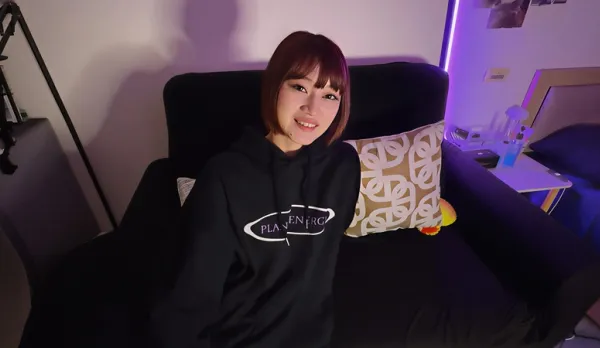 Stunning Exposed-Face Babe Looks Like Zhang Shaohan