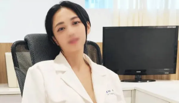 FC2PPV-4608859 Sexy Doctor Teases Patient with Handjob and Cowgirl Ride