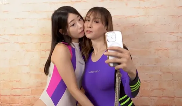 Fan Snaps Pics Licking Pussy Till She Strap-on Fucks Him Raw Ellie