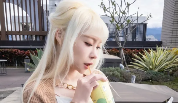 Beautiful OL Xiangyue Yao Clothes – Drink Spiked During Lunch Break and Falls Asleep