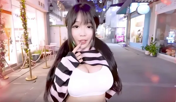 Impromptu Street Interview with New Era Net Idol DJ Su Yinghua 780k YouTube Followers