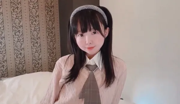 S-Class Pale & Slender Beauty Gives a Corridor Blowjob