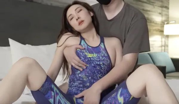 Drugged Swimming Coach No-Insertion Swimsuit Cumshot – Siqi Older Sister