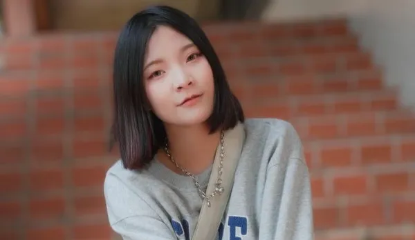 College Cutie Skips Class for Pleasure