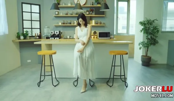 DS-0021 Perfect Ass Boss Lady Li Er Serves Americano with Pussy Juice