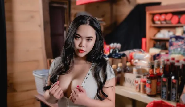 DS-0023 Horny Vietnamese Grocery Store Owner with Insatiable Lust