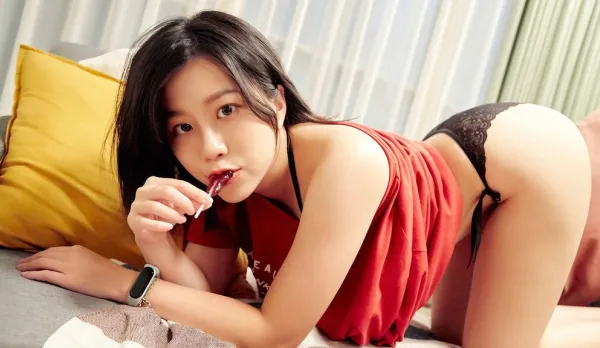 SWIC-0001 Sultry Girlfriend Kuina Serves Ice-Fire Blowjob on the Sofa